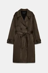 Trench largo de ante sintético color marrón oscuro, de corte cruzado con doble botonadura, solapas amplias y cinturón ajustable del mismo tejido. Cuenta con bolsillos laterales de vivo, mangas largas con trabillas en los puños y detalles en los hombros.