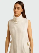 Chaleco de lana color crema con cuello alto y lazos laterales.