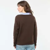 Sweater de punto color marrón, con cuello en V y mangas largas con puños acanalados. Presenta un diseño de corte holgado y tejido liso.