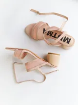 Sandalias de tacón bajo y redondo, con diseño de tiras finas en gamuza y paneles laterales de material translúcido. Cuentan con cierre de pulsera ajustable al tobillo.