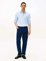 Camisa celeste y blanca a cuadros, de corte regular, con cuello abotonado, bolsillo en el pecho con logo de la marca bordado y mangas largas con puños abotonados.