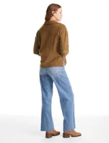 Buzo de punto suave marca Cyrus, color blanco, con cuello solapa y escote en V. Presenta diseño de hombros caídos, mangas 3/4 con puños largos de tejido rib al tono y corte holgado con tajos laterales en el ruedo.