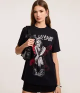 Remera negra de manga corta y cuello redondo con estampa frontal de la artista Avril Lavigne, con el texto "AVRIL LAVIGNE UNDER MY SKIN" y una gran 'X' roja de fondo.