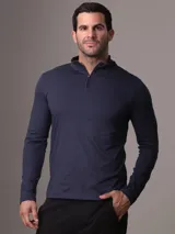 Remera de manga larga azul marino de Calvin Klein, con cuello alto y media cremallera.