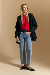 Tapado de paño color negro con capucha, cierre frontal oculto con broches y silueta recta. Cuenta con bolsillos laterales y ajuste interno en la cintura.