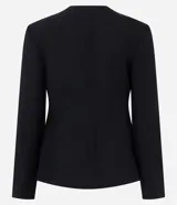 Blazer de sastrería estructurado en tejido crepe, con cuello redondo, cierre frontal con botones metálicos, bolsillos embutidos y mangas largas. Presenta un corte entallado que define la silueta.