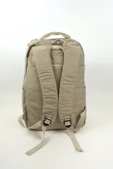 Mochila beige de poliéster, con múltiples compartimentos con cierre, bolsillos frontales, bolsillos laterales y asa superior. Incluye un pequeño estuche a juego.