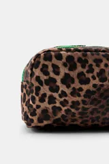 Neceser pequeño rectangular acolchado, color amarillo con estampado de flores rojas, azules y verdes. Tiene cierre con cremallera y asa de mano a tono.