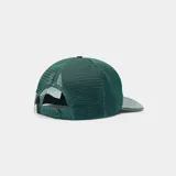 Gorra verde oscura tipo trucker con frente de cuerina, visera plana y paneles traseros de malla. Cuenta con escudo bordado en la parte frontal y cierre snapback ajustable.