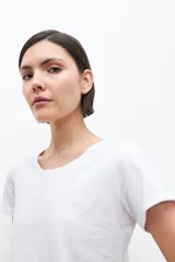 Remera blanca de algodón con escote redondo a la base y mangas cortas.