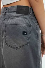 Falda larga de jean color gris con abertura frontal.