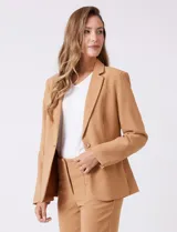 Blazer sastrero entallado color beige, con cuello de solapa, cierre frontal con un botón a tono y hombreras estructuradas. Presenta bolsillos laterales con solapa y forro interno.