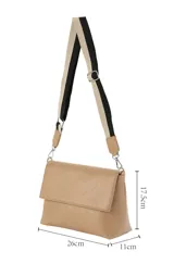 Bandolera de cuero sintético negro con solapa frontal y herrajes plateados. Incluye una correa ajustable y extraíble con diseño de rayas en tonos beige y negro.