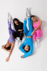 Conjunto deportivo compuesto por un top de bretel ancho con logo estampado y una calza chupín de tiro alto, ambos confeccionados en tejido seamless con textura.