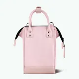 Bolso bandolera vegano color rosa, con correa de hombro desmontable y logo de la marca en etiqueta de cuero. Fabricado con tejido repelente al agua y abertura gran angular.