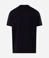 Remera de algodón color negro con estampado frontal de Black Sabbath en tonos violetas, de manga corta y cuello redondo.