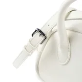 Cartera tipo bowling color blanco de poliuretano, con asas fijas y correa regulable y extraíble. Cuenta con cierre principal y herrajes plateados, con detalle de aplique con logo de la marca en la parte frontal.