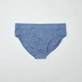 Pack de tres slips lisos de algodón, uno azul marino, uno naranja y uno azul claro, con cintura elástica.