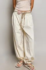 Pantalón ancho de jean claro, confeccionado en algodón, con cintura fruncida y puños elásticos.