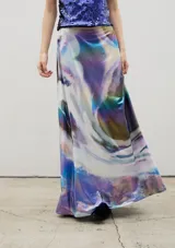 Falda larga de jersey con estampado abstracto multicolor de efecto holográfico.