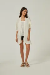 Kimono color crudo de tejido ligero con mangas cortas y cinta para atar.