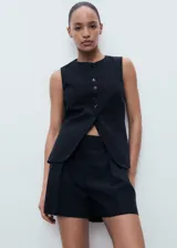 Short negro de tiro medio, corte recto con pinzas delanteras y diseño clásico.