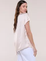 Blusa azul marino de silueta relajada confeccionada en satén, con escote redondo, hombros caídos y mangas cortas de corte japonés con puño doblado.