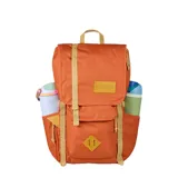Mochila JanSport modelo Hatchet de color naranja con correas y detalles en color beige. Presenta un diseño de inspiración outdoor con solapa superior, compartimento acolchado para laptop, bolsillos laterales para botellas y organizador interno. Incluye correas de hombro ajustables y asa superior.