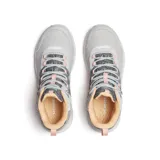 Bota de senderismo Merrell modelo Speed Strike 2, de diseño deportivo y dinámico. Confeccionada con una combinación de cuero de plena flor y ante impermeable en tonos gris claro y gris oscuro, con detalles en rosa suave. Cuenta con suela de goma adherente, entresuela de espuma EVA para mayor estabilidad y herrajes metálicos.