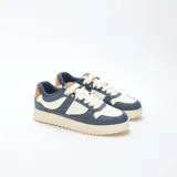 Zapatillas urbanas de diseño tricolor en tonos azul marino, crema y detalles en marrón. Presentan una silueta clásica con cordones gruesos y suela de goma con textura dentada.