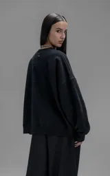 Buzo de cuello redondo confeccionado en frisa de algodón, con diseño de hombros caídos y calce regular. Presenta un bordado del logo LX en el frente y terminaciones en punto rib en cuello, puños y ruedo.