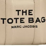 Cartera tipo tote bag de Marc Jacobs, modelo The Small Tote, confeccionada en lona de algodón y poliéster color negro. Presenta el logo de la marca estampado en el frente, asas superiores y correa de hombro ajustable y extraíble.