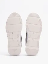 Zapatillas Tommy Hilfiger de diseño color block con paneles de malla, exterior e interior de poliéster, plantilla extraíble de poliuretano y caucho termoplástico, suela de EVA, panel metálico en el talón y monograma TH en la lengüeta y lateral.