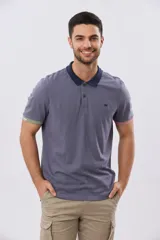 Remera polo de manga corta en color índigo con cuello y botones en contraste. Presenta detalles de color en los puños, aportando un toque sutil y moderno.