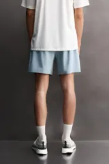 Short deportivo Zara Athleticz de tejido técnico ligero y elástico en color celeste, con cintura elástica ajustable, bolsillos frontales, aberturas laterales en el bajo y detalle de logo estampado.