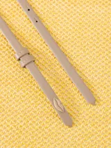 Cinturón delgado de cuero color azul marino, con hebilla minimalista de metal oscuro y pasador doble.