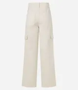 Pantalón de sarga color verde oliva con corte recto y tiro alto. Presenta bolsillos cargo laterales con solapa y cierre frontal con botón y cremallera.