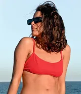 Top de bikini acanalado color mostaza con tirantes finos.