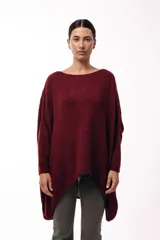 Sweater de punto con silueta amplia y relajada, cuello redondo y mangas largas con puños ajustados. Presenta un diseño de caída fluida y tejido suave.