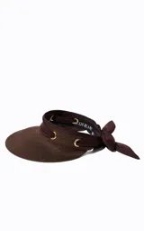 Visera marrón de rafia con detalles en tela y herrajes metálicos dorados.