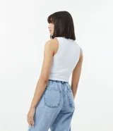 Blusa cropped sin mangas en algodón blanco, acanalada y ajustada al cuerpo, con cuello alto.
