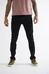 Jean de corte regular para hombre, color negro, con cierre frontal y bolsillos laterales y traseros. Presenta pasacintos en la cintura y costuras reforzadas.