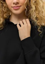 Buzo de felpa color negro con capucha, diseño liso, corte holgado y puños elásticos en mangas y ruedo.