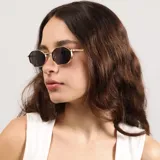 Lentes de sol con marco metálico dorado de forma hexagonal y cristales oscuros. Presentan un diseño con textura estriada en el borde del marco y detalle de marca en las patillas.