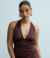 Blusa frente única de satén color marrón, con escote profundo, breteles anchos y cierre con lazo en la espalda.