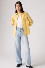 Pantalón de jean celeste de corte ancho, con bolsillos delanteros y traseros, y detalle de costuras en las rodillas.