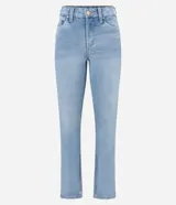 Pantalón de jean celeste, de corte recto cropped, con trabillas en la cintura, bolsillos y cierre por botón y cremallera.