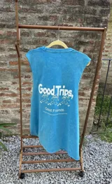 Musculosa de algodón color azul, con diseño estampado en el centro del pecho que representa a un personaje con forma de hongo caminando.