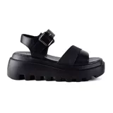 Sandalias negras con plataforma gruesa y suela track. Tiras anchas en el empeine y tobillo con hebilla ajustable.