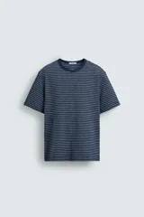 Camiseta de corte regular con cuello redondo y manga corta, confeccionada en tejido jacquard con diseño de rayas horizontales finas en azul marino y blanco.